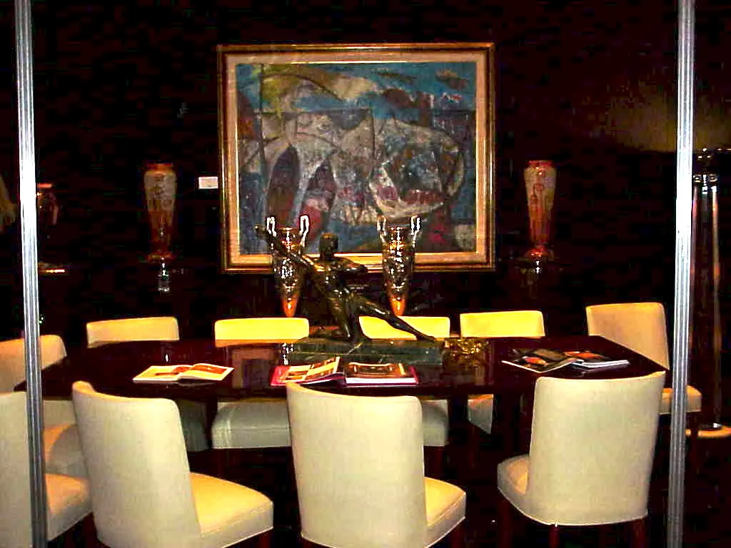 오래된 서명된 유리잔 차르더 어두운 배경