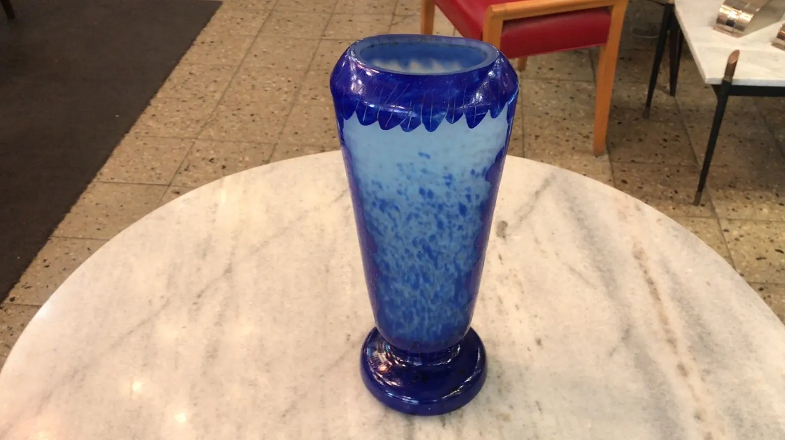 Vidro antigo com assinatura Charder em azul profundo. Decorado e elegante.