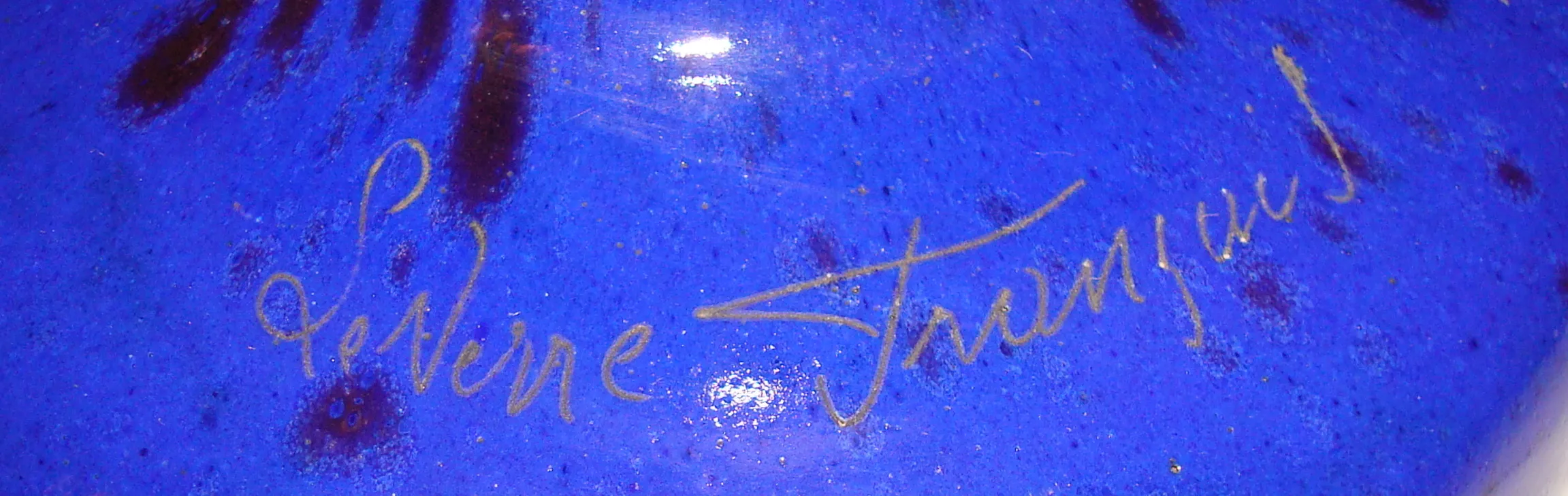 青い背景のサイン入りグラスCharder、古典的な外観。