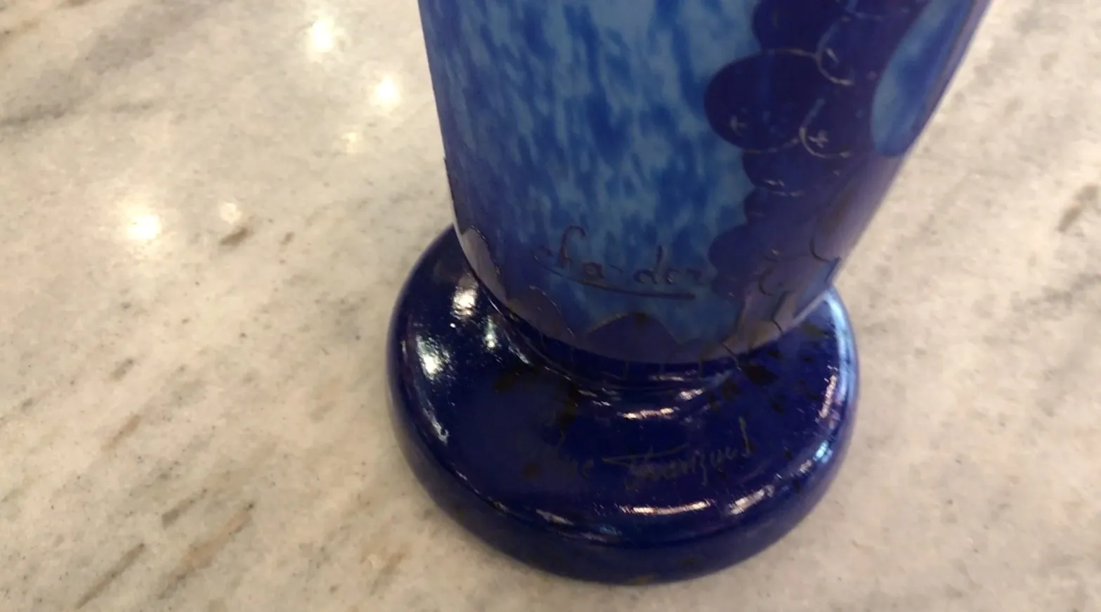 Vidrio firmado Charder en un fondo claro y elegante, envuelto en efectos de luz.