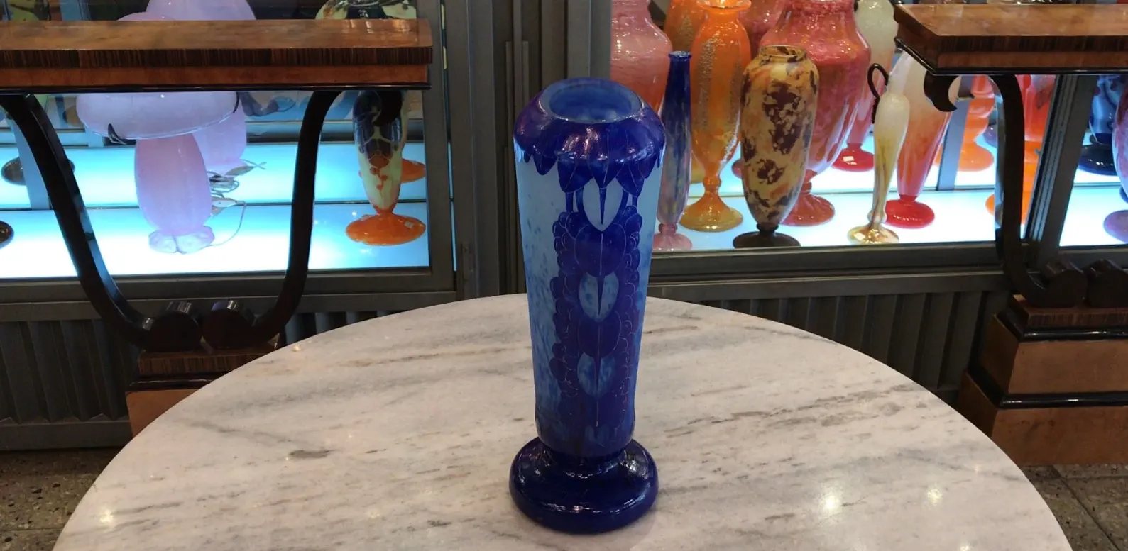 Vaso antiguo firmado por Charder en azul brillante, exhibido en vitrina