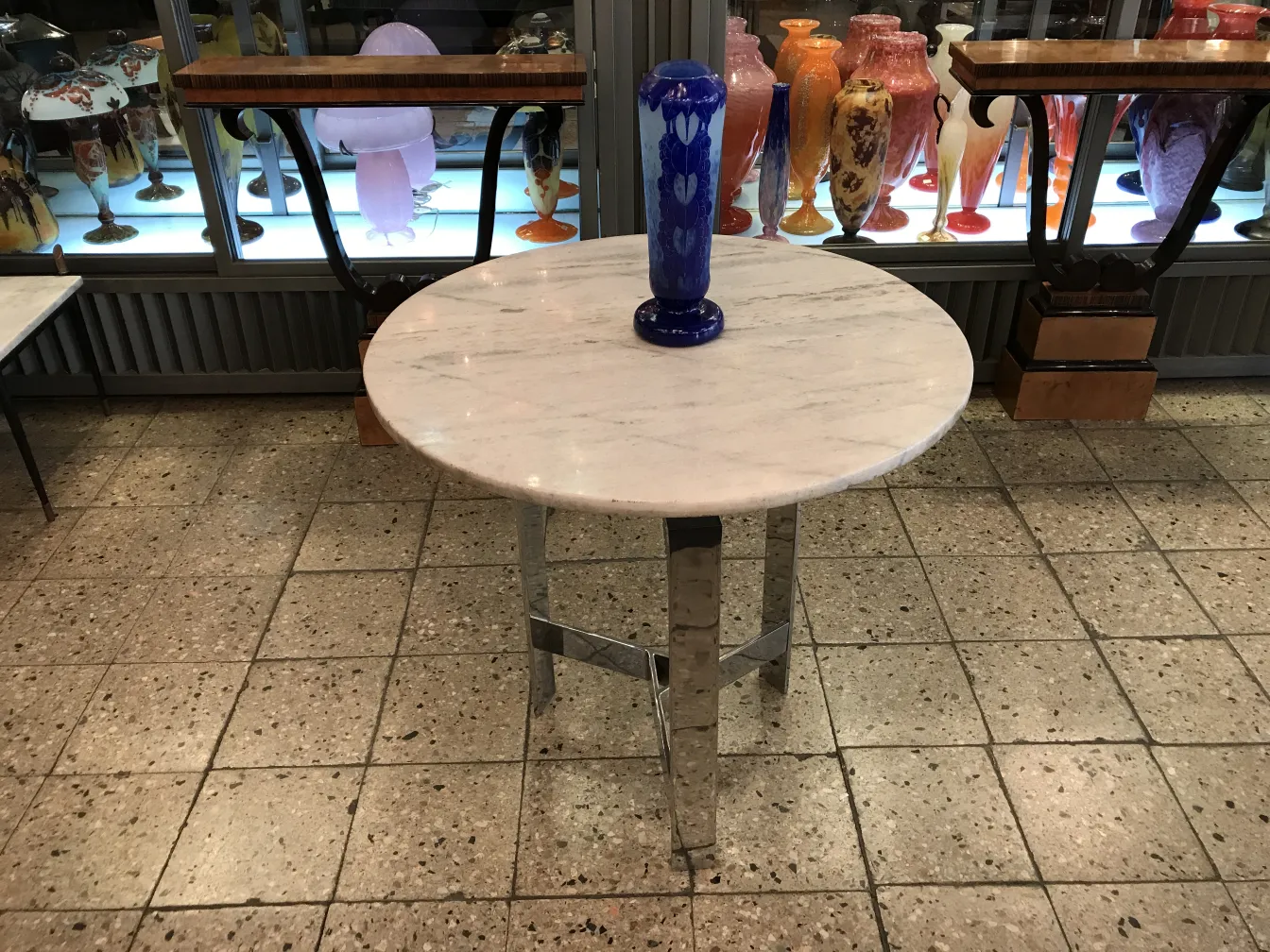 Vidrio firmado Charder en entorno de antigüedades con colores vivos