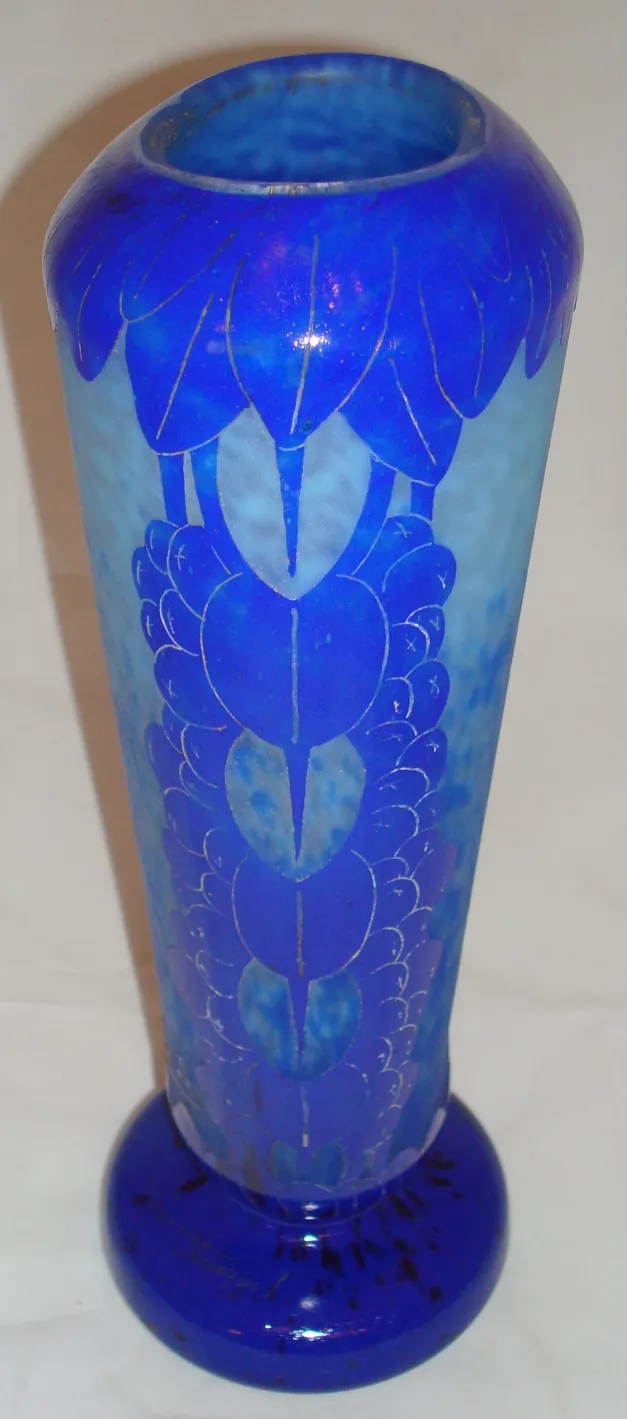 Vaso blu con motivi decorativi e firma Charder, antico.
