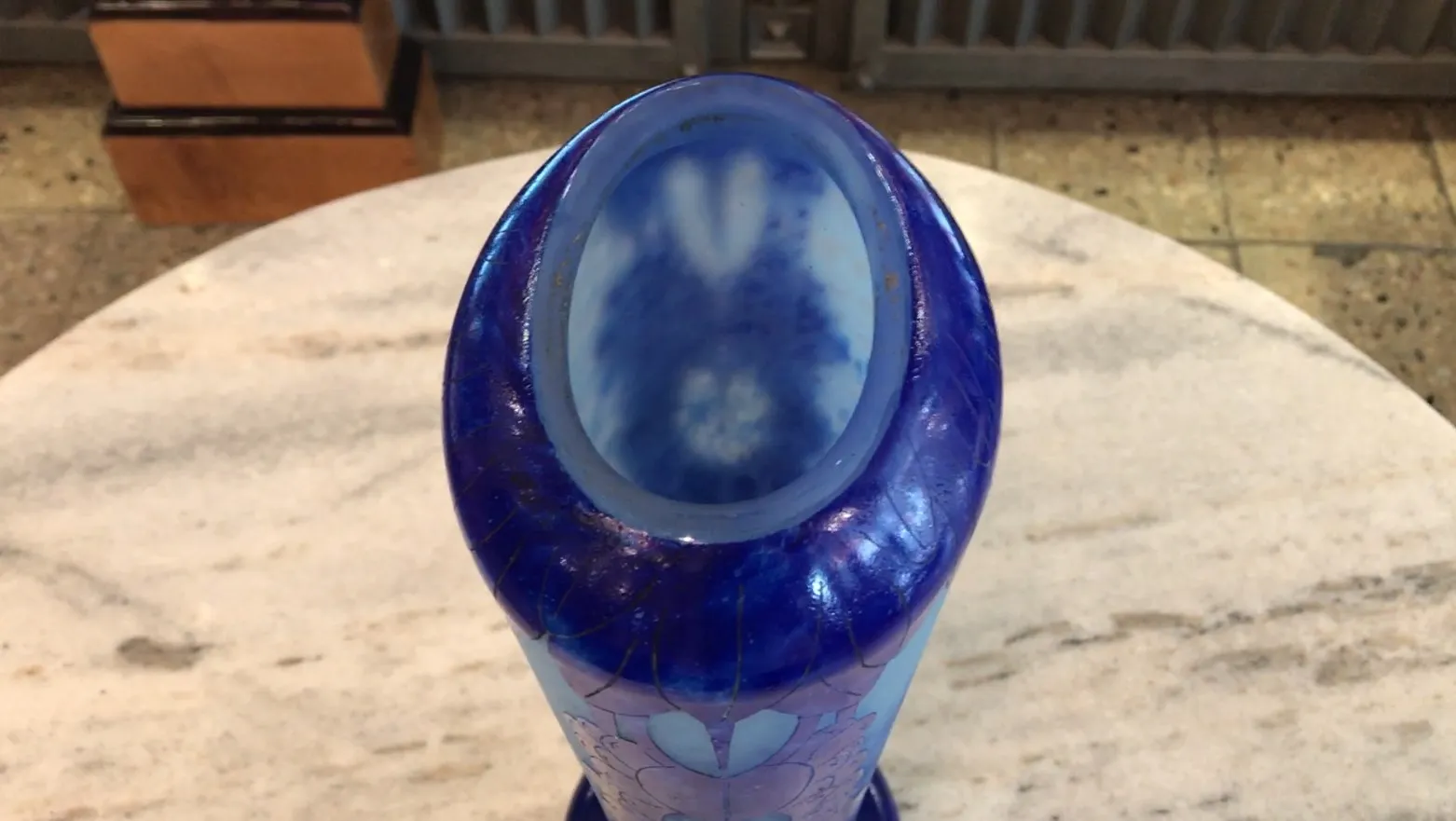 Vidro Charder antigo em azul e verde com assinatura, design floral