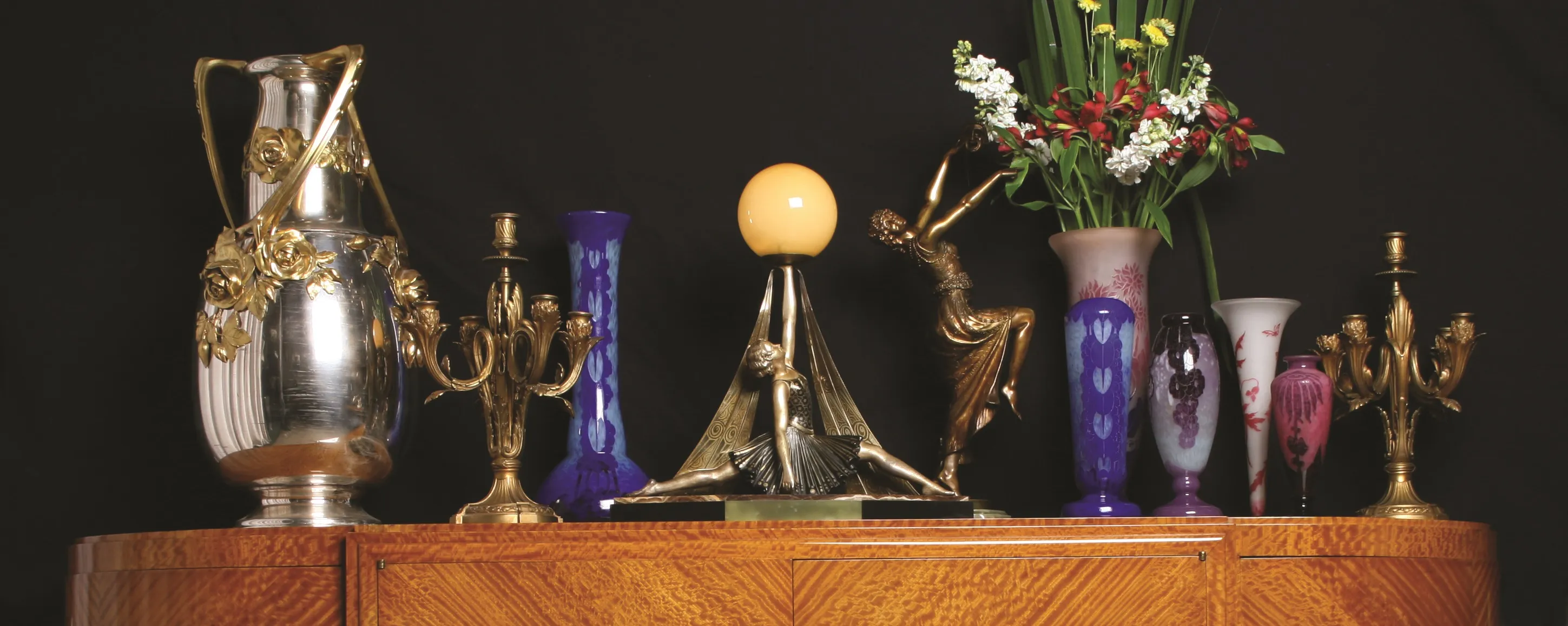 Verre signé Charder entouré d'antiquités, avec des décorations et des fleurs