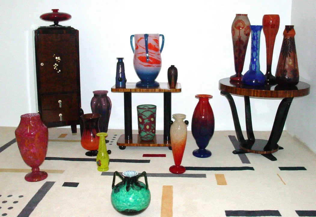 Vidrio firmado Charder en varios colores y formas, incluyendo jarras y floreros.