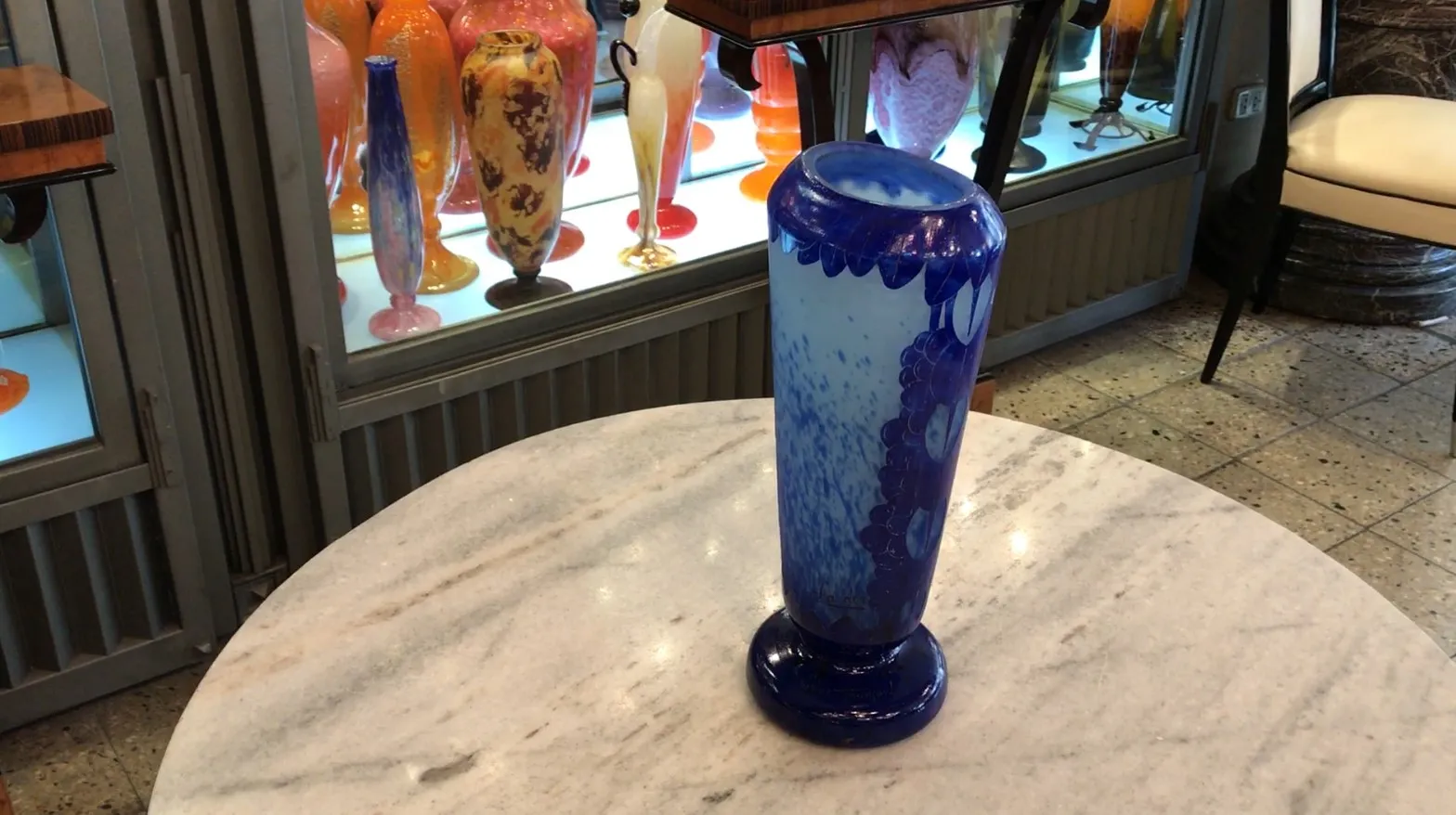 Vidrio antiguo firmado de Charder con decoraciones en azul