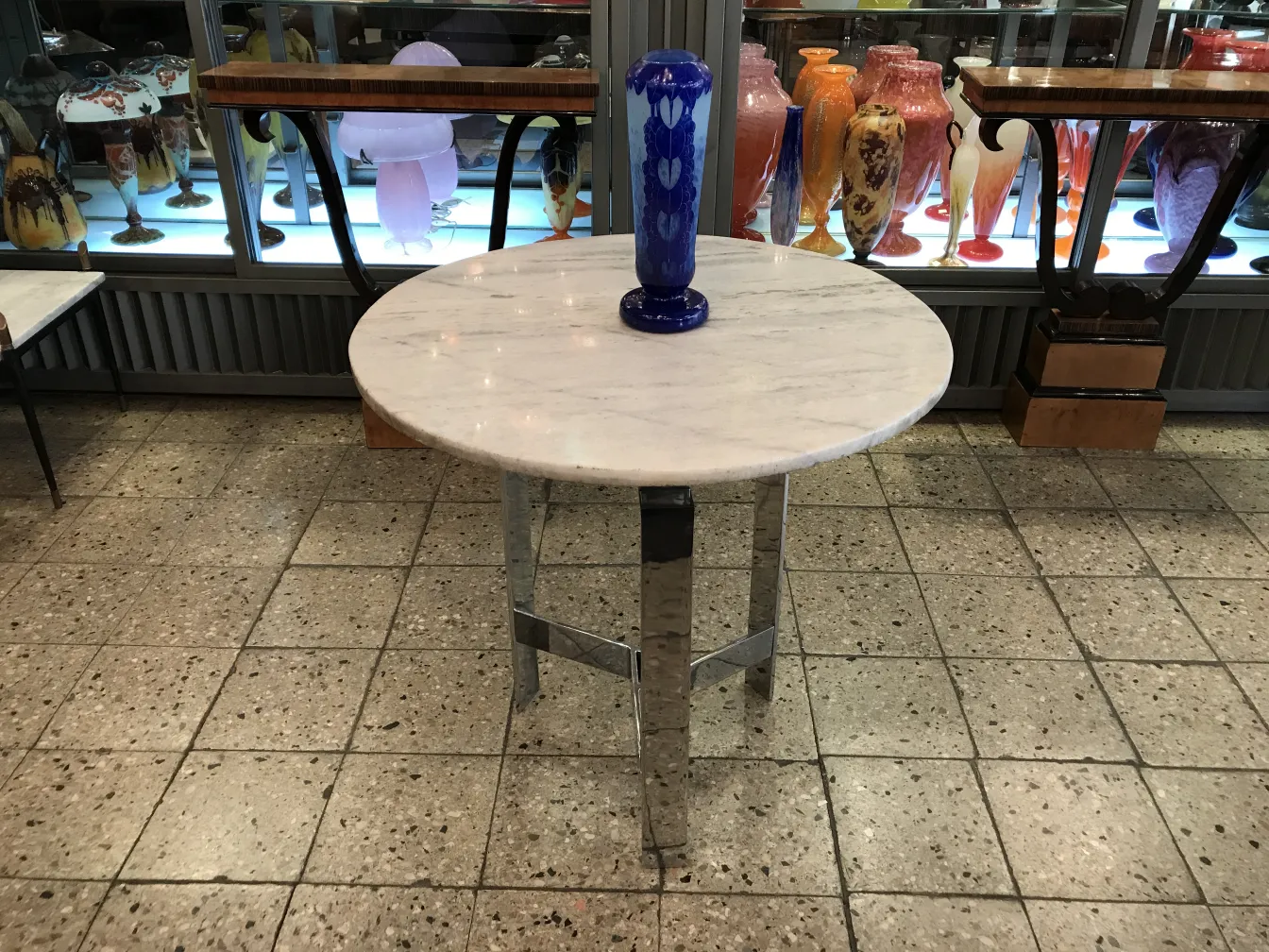 glas mit unterschrift von Charder, französisches antiquität in dekorativer umgebung