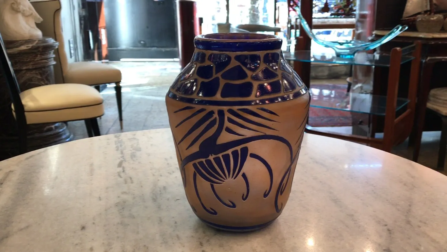 Verre antique signé Charder avec motif bleu