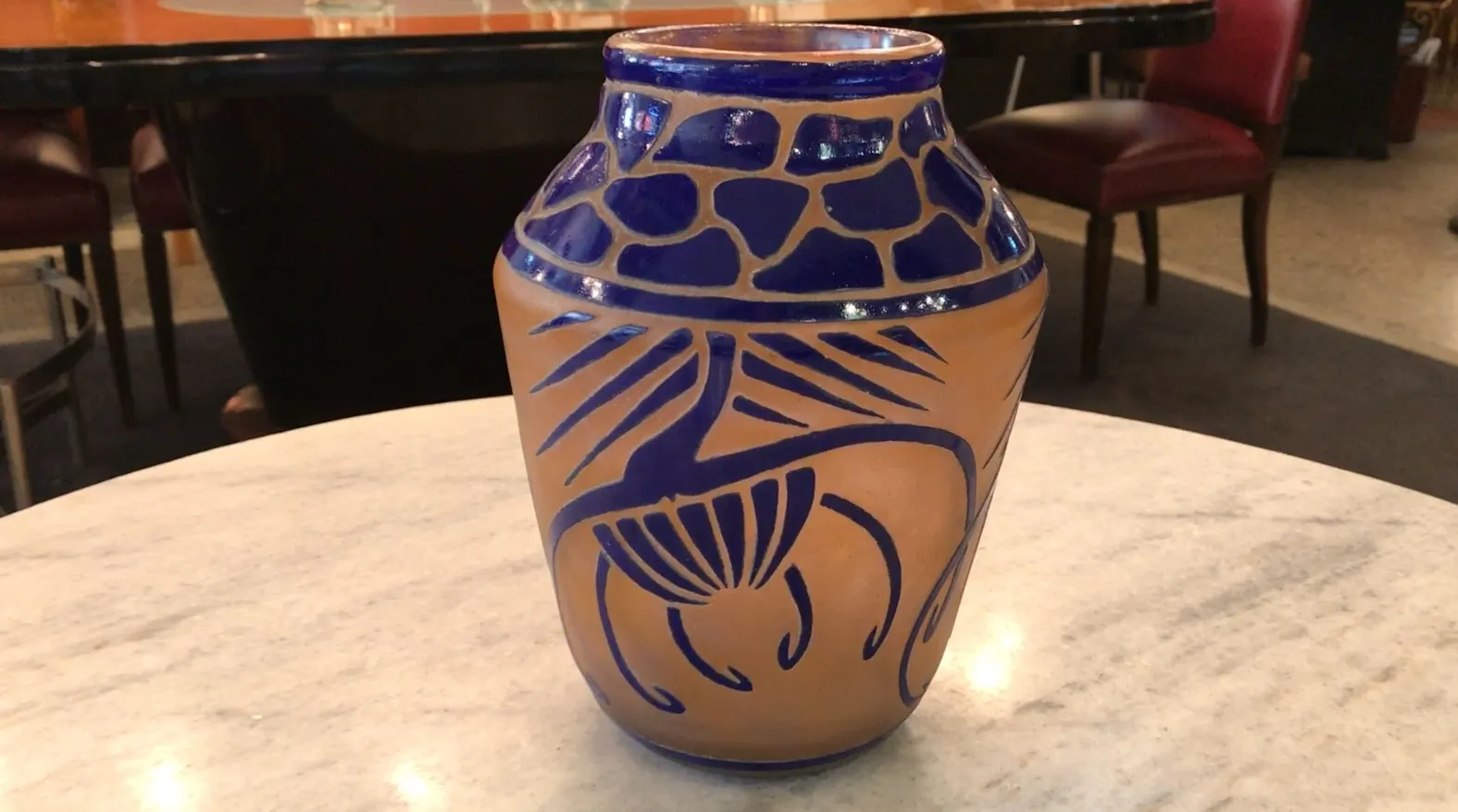 Vidrio antiguo firmado por Charder, decorado con motivos en tonos azules sobre un fondo claro