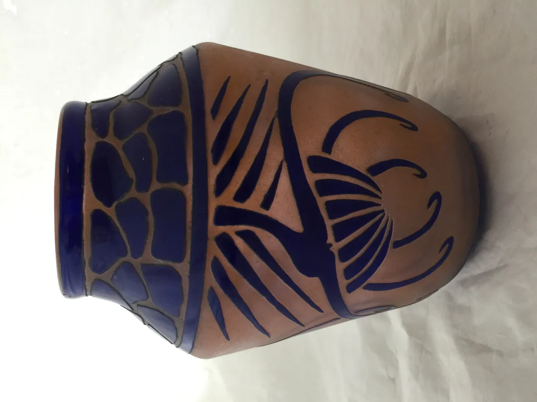 Vue d'un verre signé Charder ancien avec des décorations bleues.