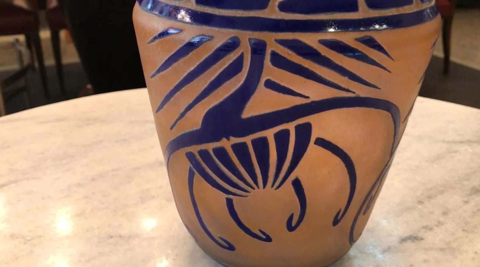 Signiertes Glas Charder mit blauer Dekoration, Antike