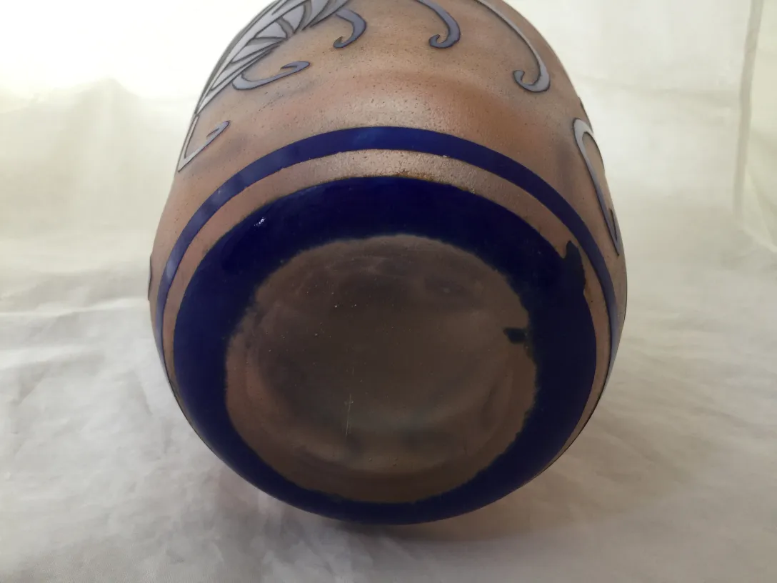 Vidro assinado Charder com detalhes em azul e bege, antigo.