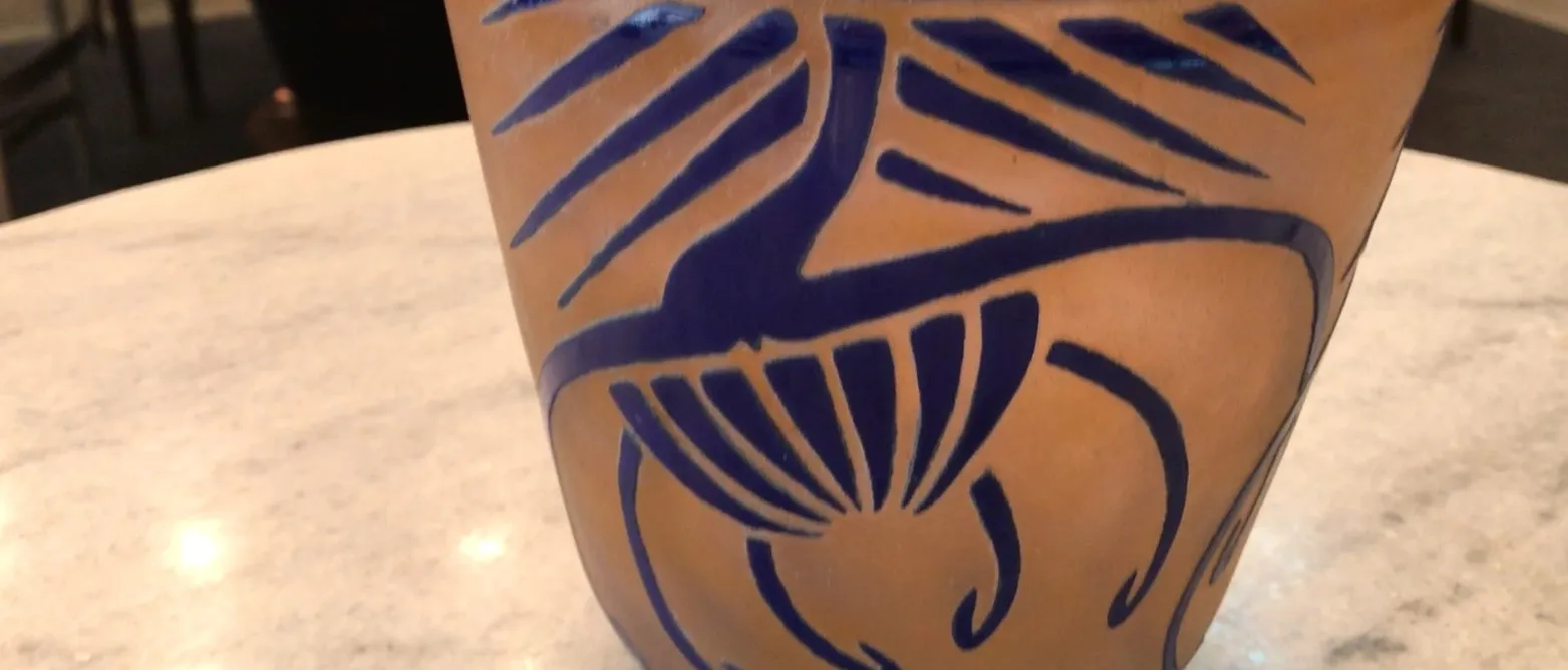 Vidrio antiguo firmado por Charder, con diseño azul