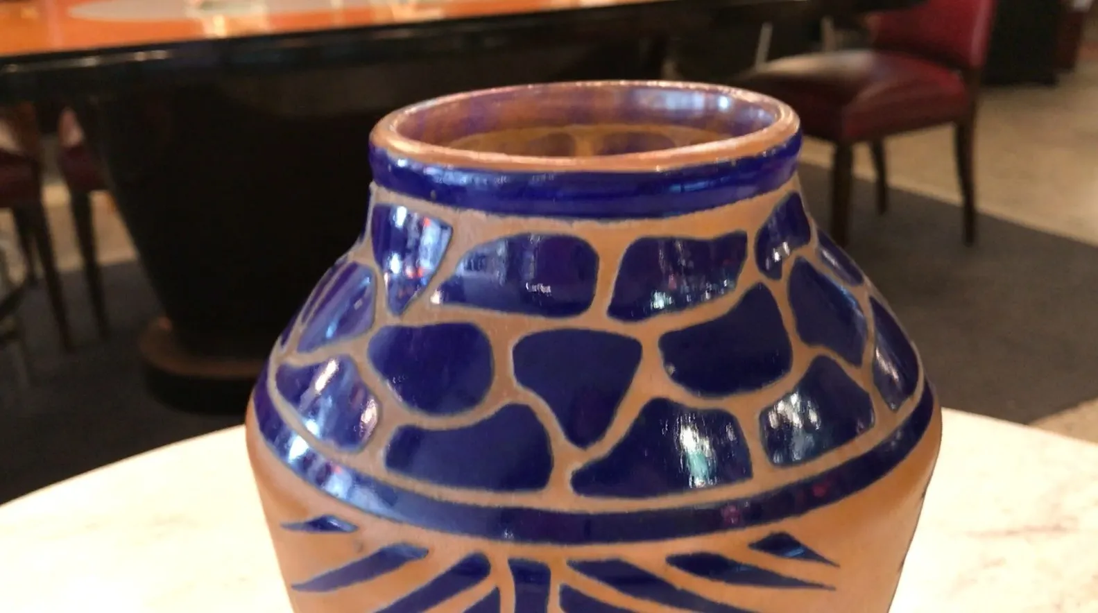 Bellissimo vetro firmato Charder con design colorato in un ambiente vintage.