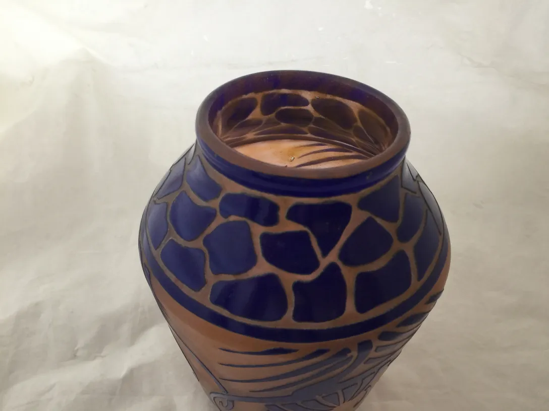 jarrón antiguo con diseño azul de vidrio