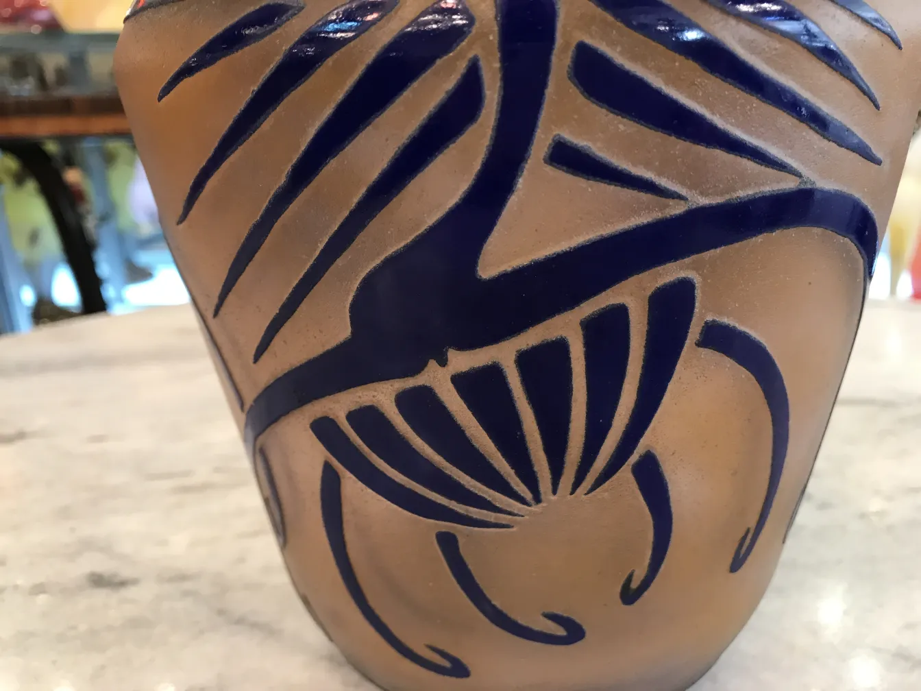 Antikes signiertes Glas Charder mit blauem Dekor