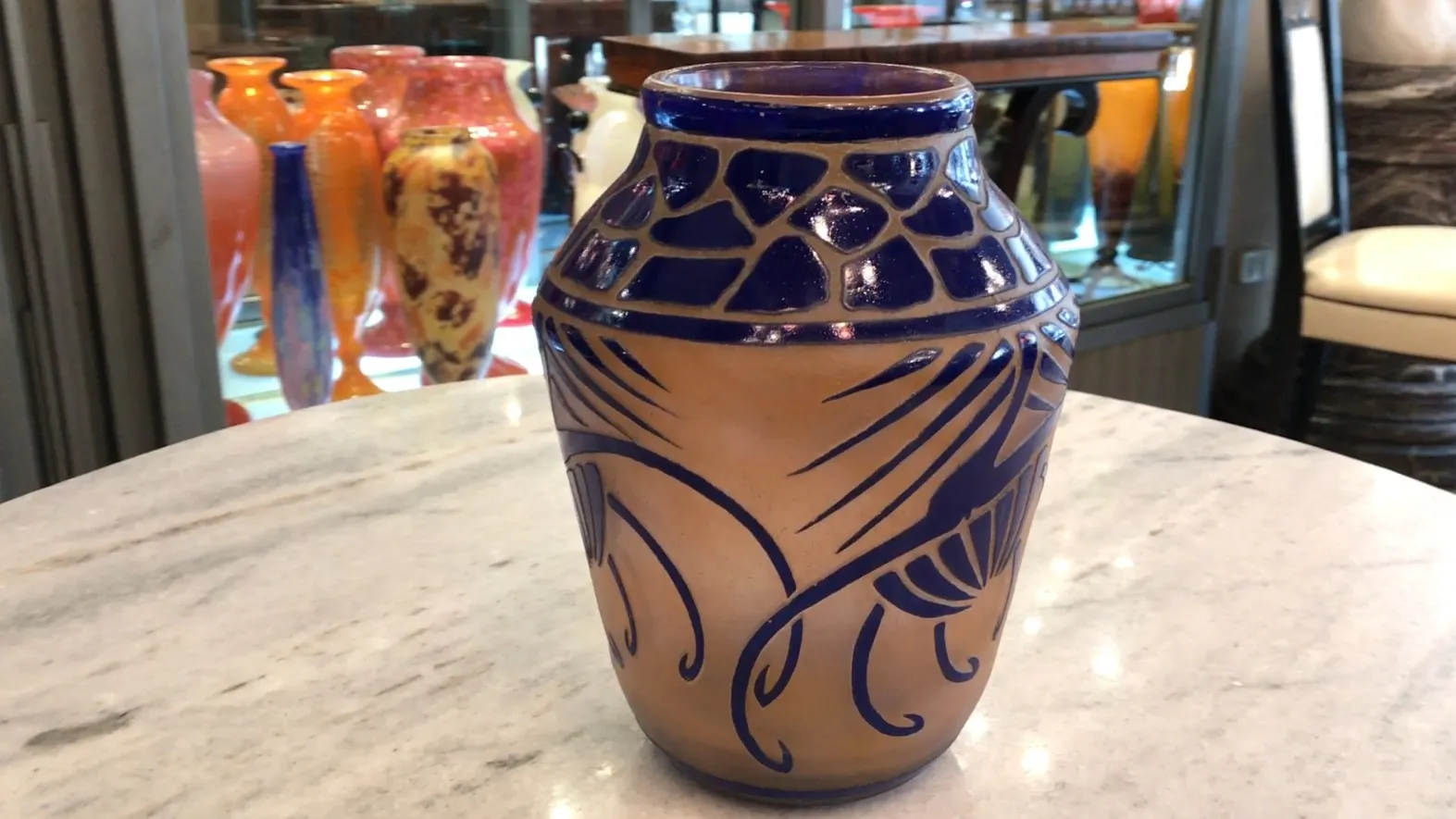 Jarre en verre signé Charder avec motif décoratif