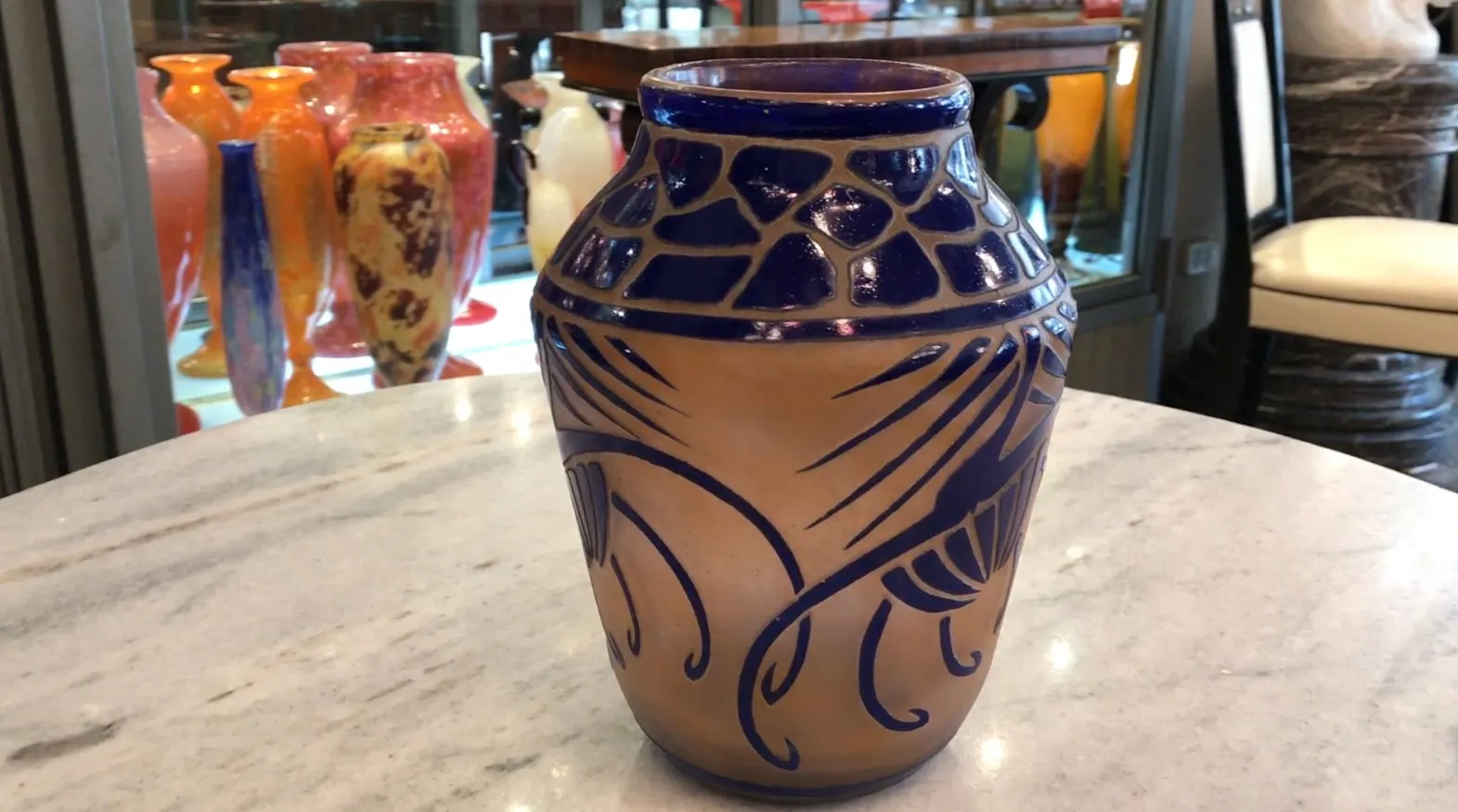 Vetro firmato da Charder con decorazione stilizzata antica.