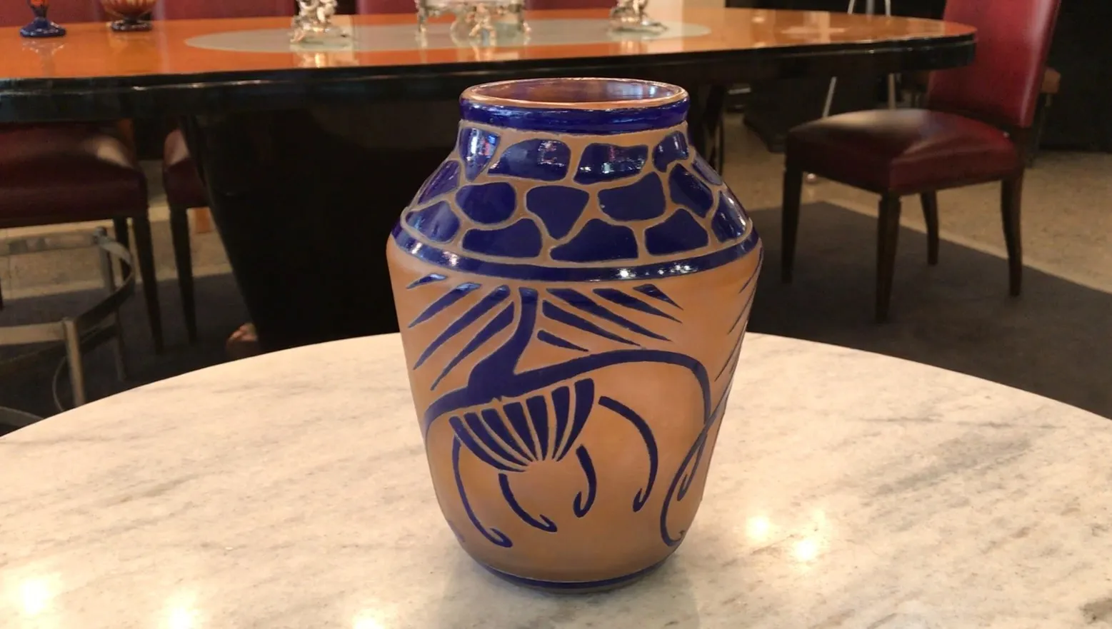Antike Vase mit erhabenem blauen Design, unterschrieben Charder