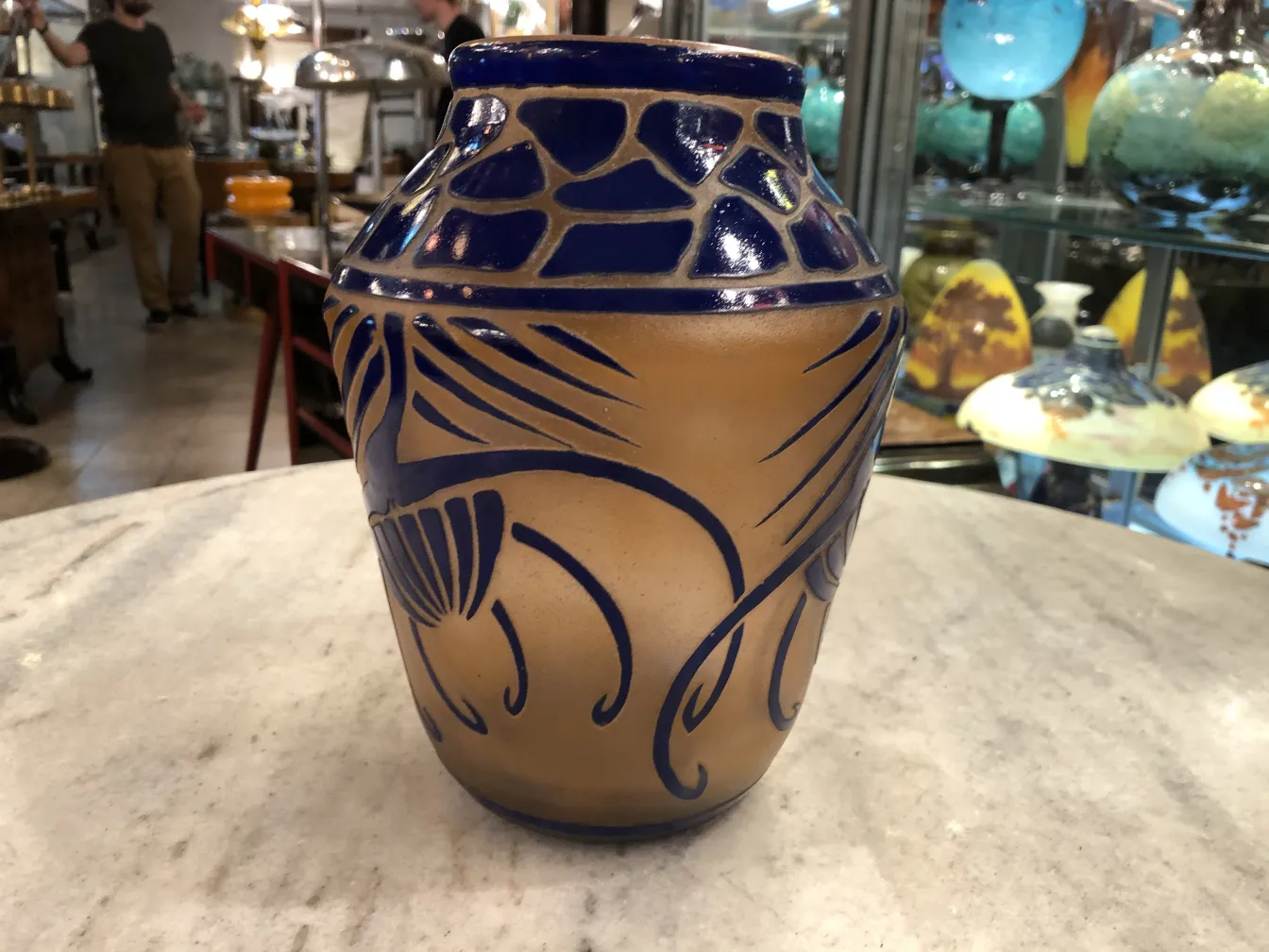 Vidrio firmado Charder con decoraciones de hojas en azul