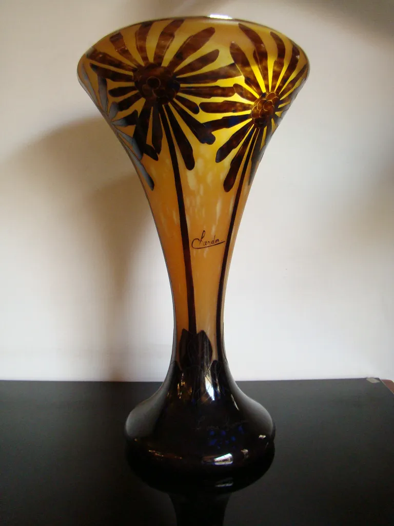 vase antico firmato da Charder con design floreale