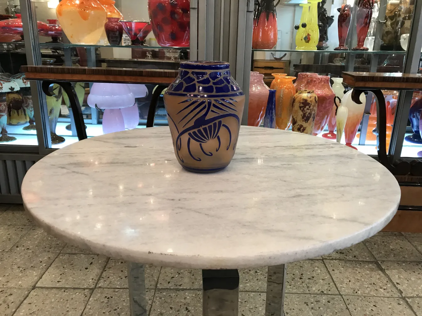 Jarres en verre avec motif bleu sur fond beige, antiquité.