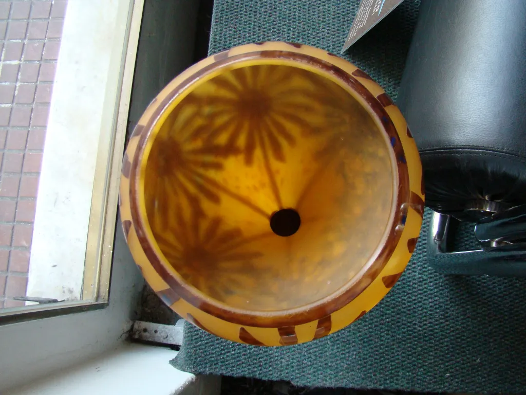 Verre ancien avec motif floral et signature Charder.