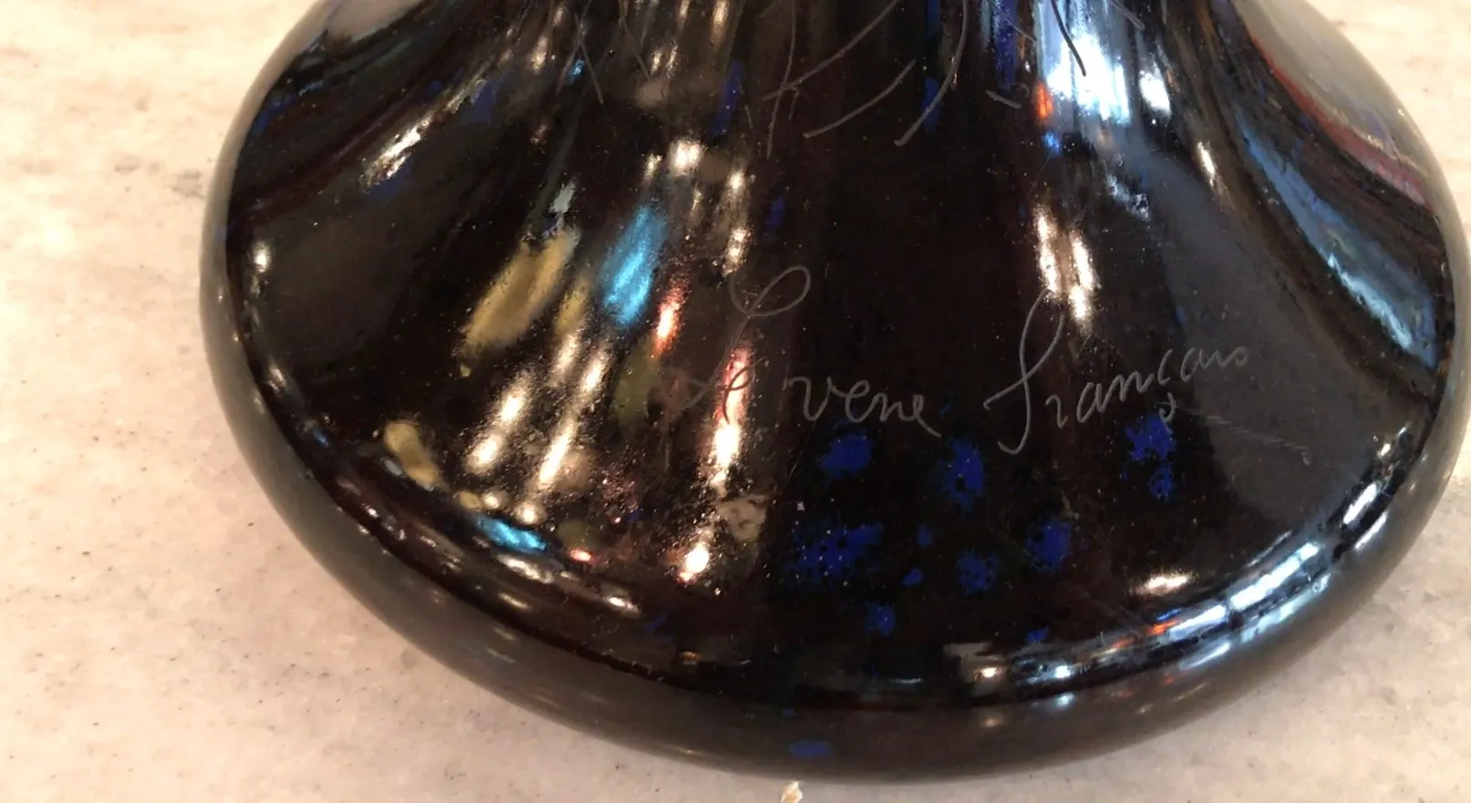 Signiertes Glas Charder mit blauen und schwarzen Details in einem antiken Umfeld