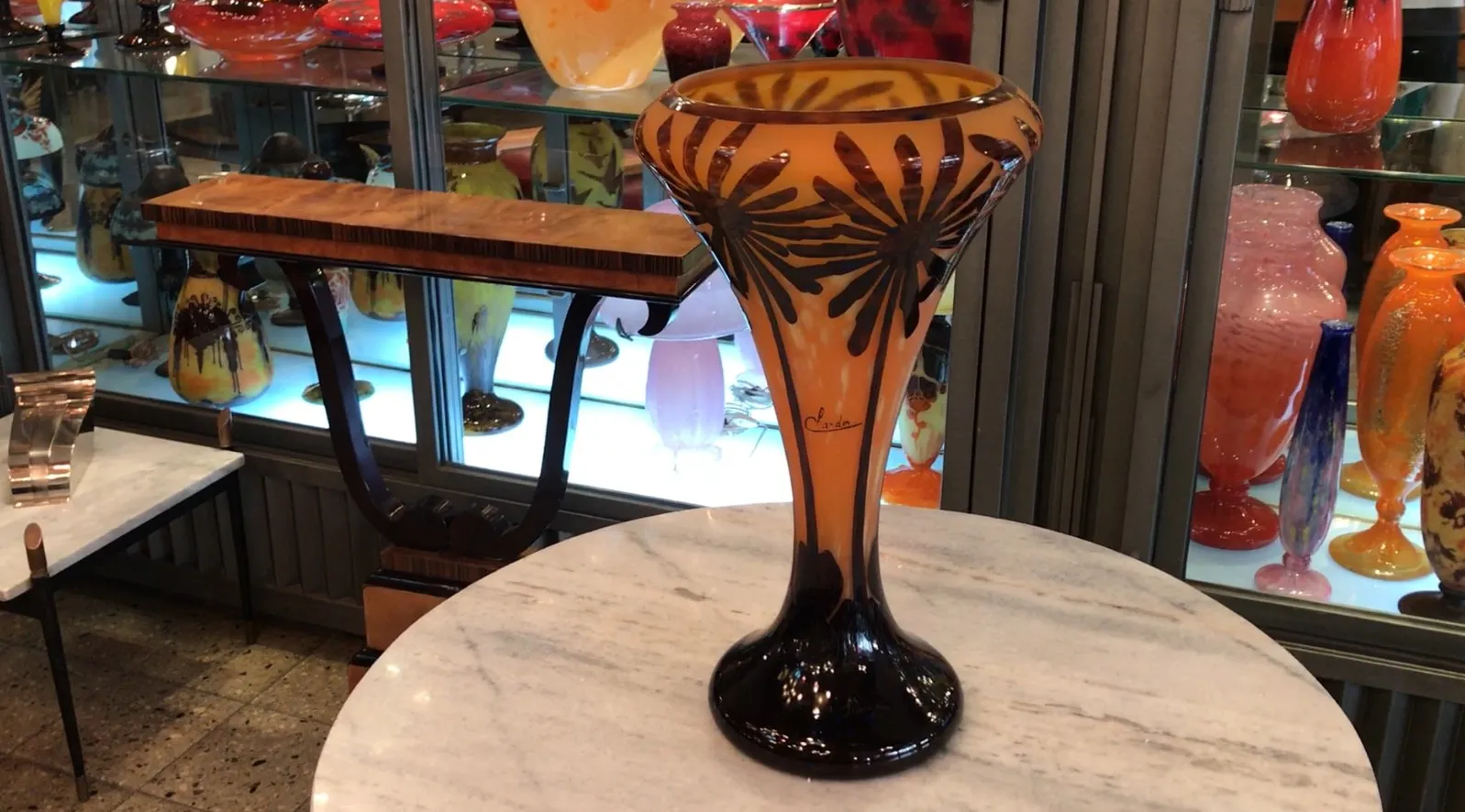 Vase ancien en verre signé par Charder avec motif floral noir sur fond ambre.