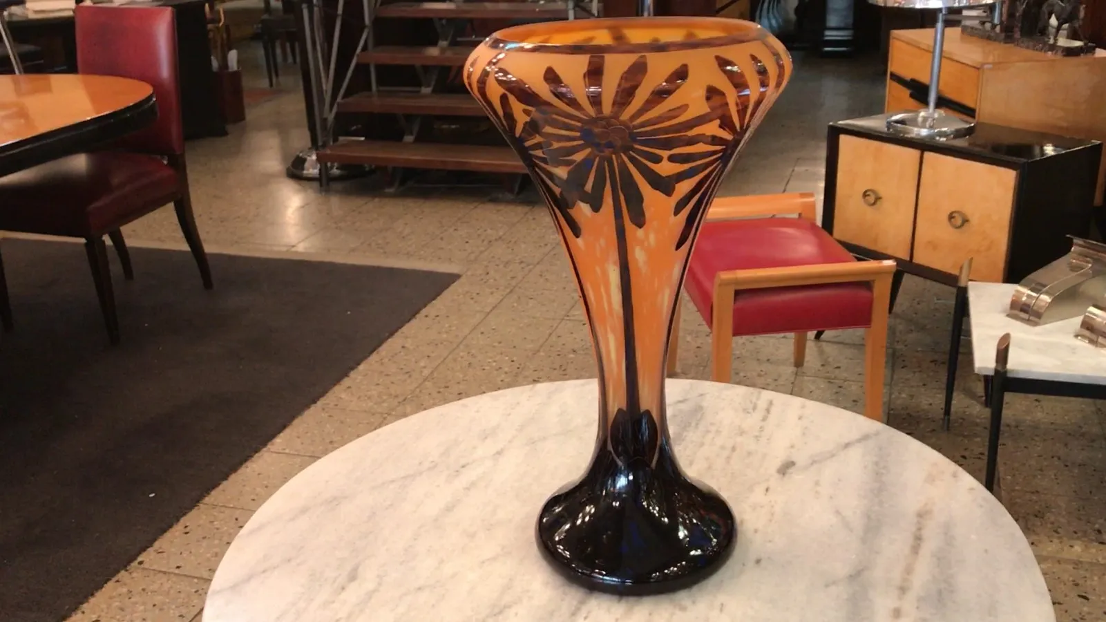 Peça antiga de vidro assinado Charder com design floral em laranja e preto