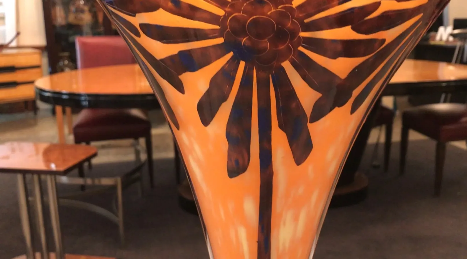 Verre antique signé Charder avec motif floral orange