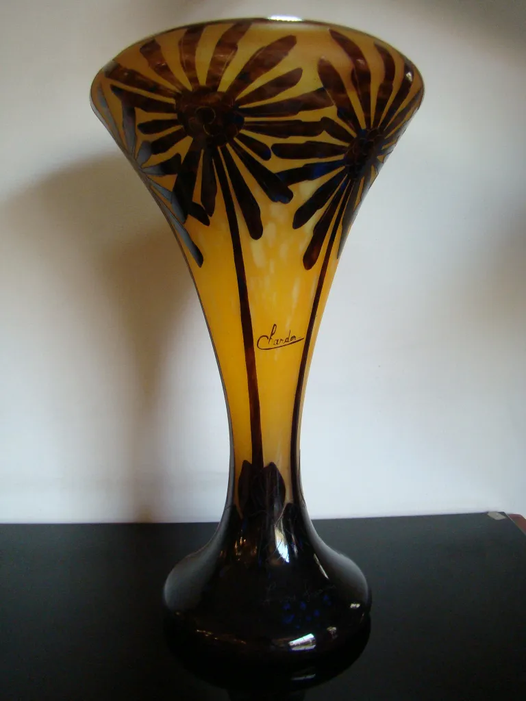 vase en verre ancien signé avec motif floral