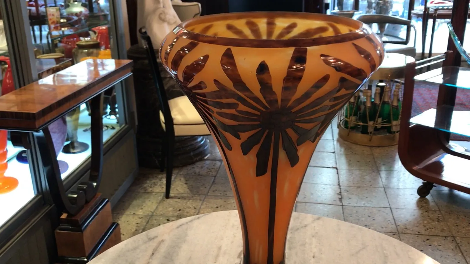 Vaso de vidro assinado de Charder com design floral, antiguidades.