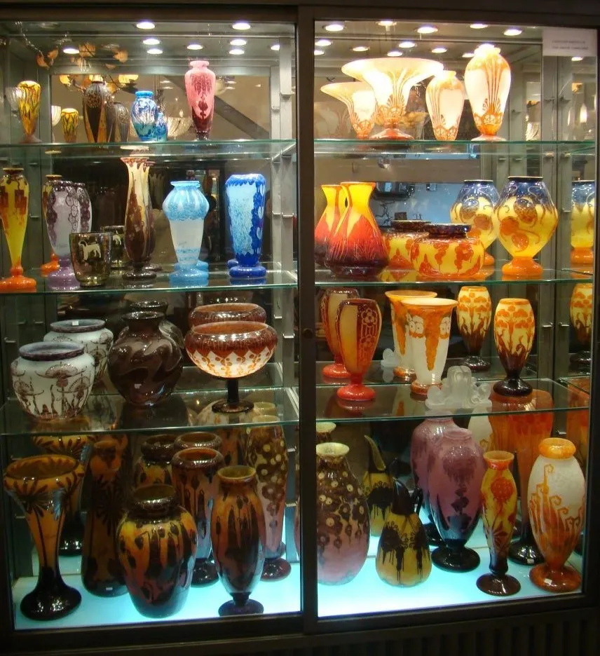 Vitrine mit antik signiertem Glas Charder (Französisch)
