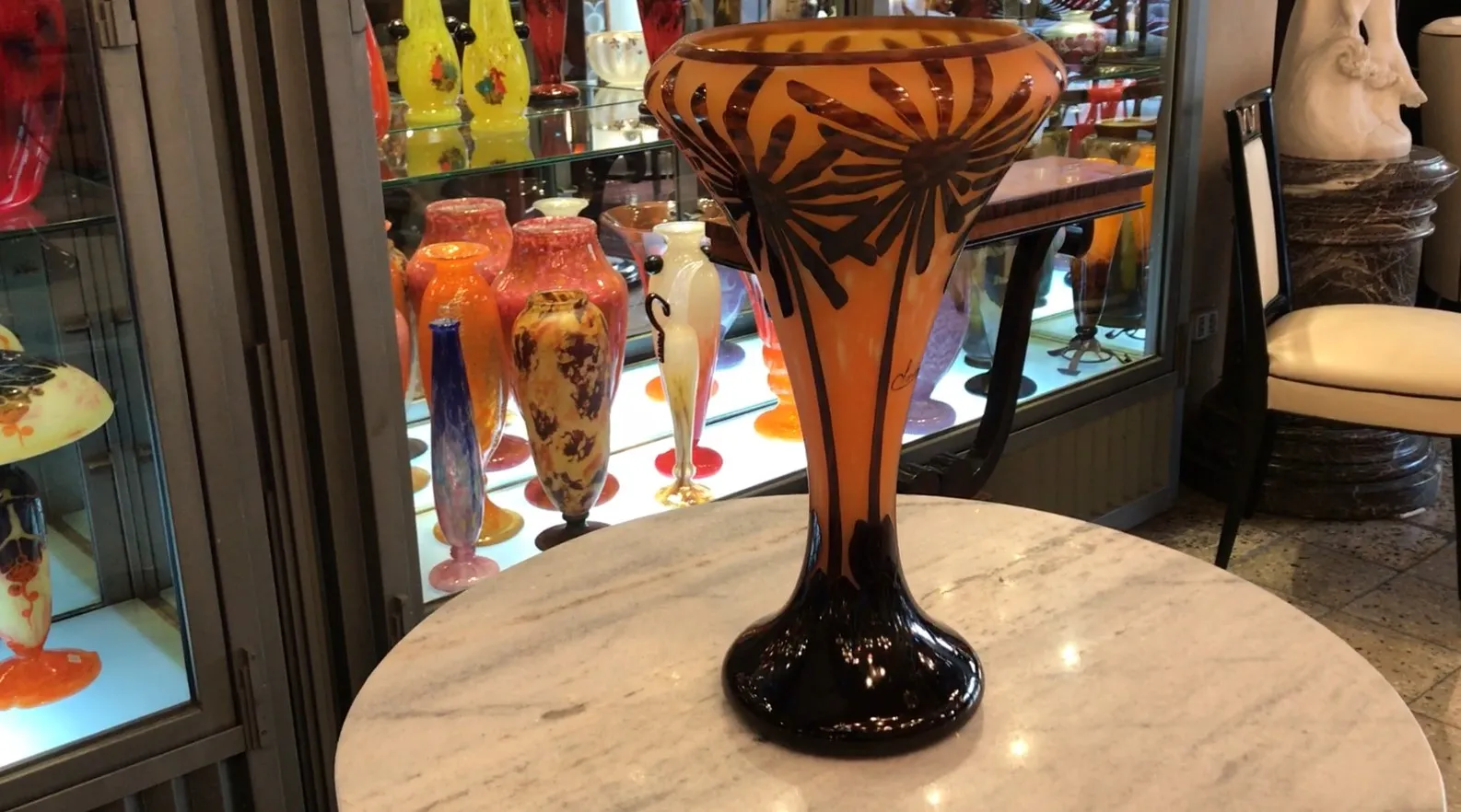 古董签名玻璃花瓶（Charder），展示了色彩丰富而优雅的设计。