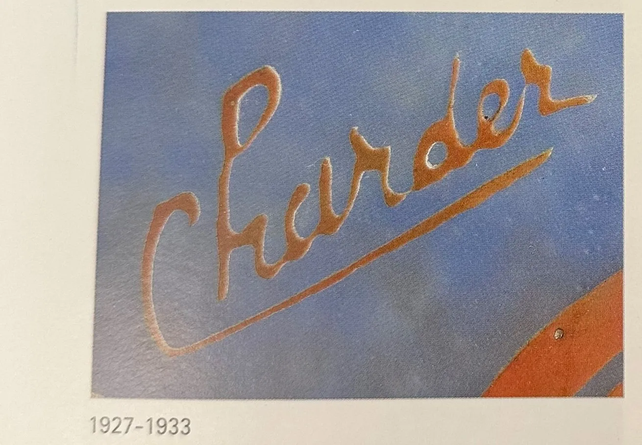 Vidrio firmado Charder con firma elegantes en azul, antigüedad.