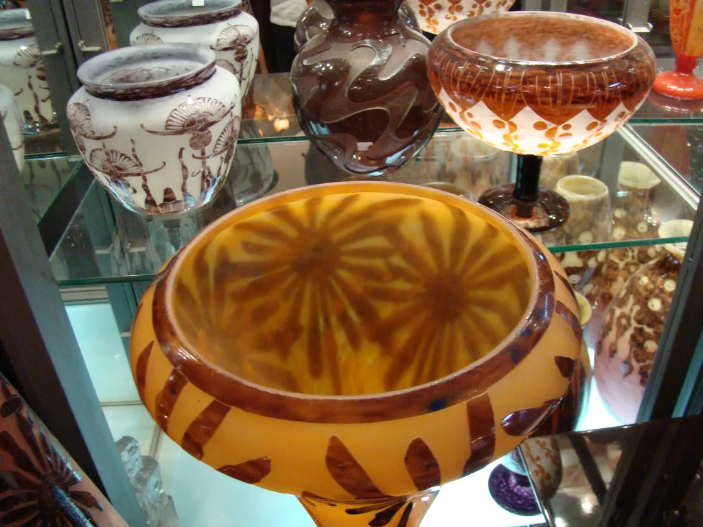 Alter Glasgefäß mit Charder-Unterschrift und detaillierten Designs