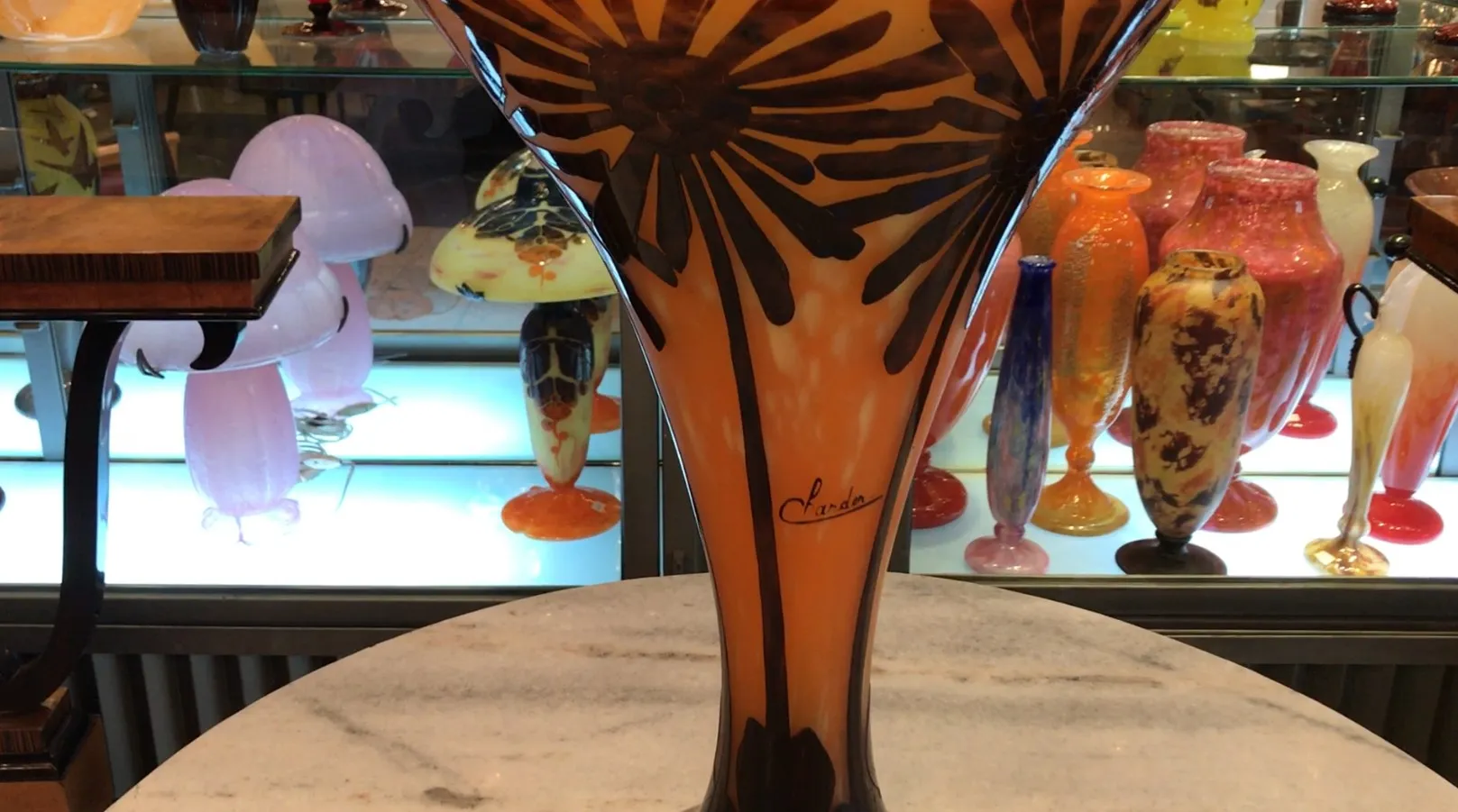 Vaso antigo de vidro com design negro e âmbar.