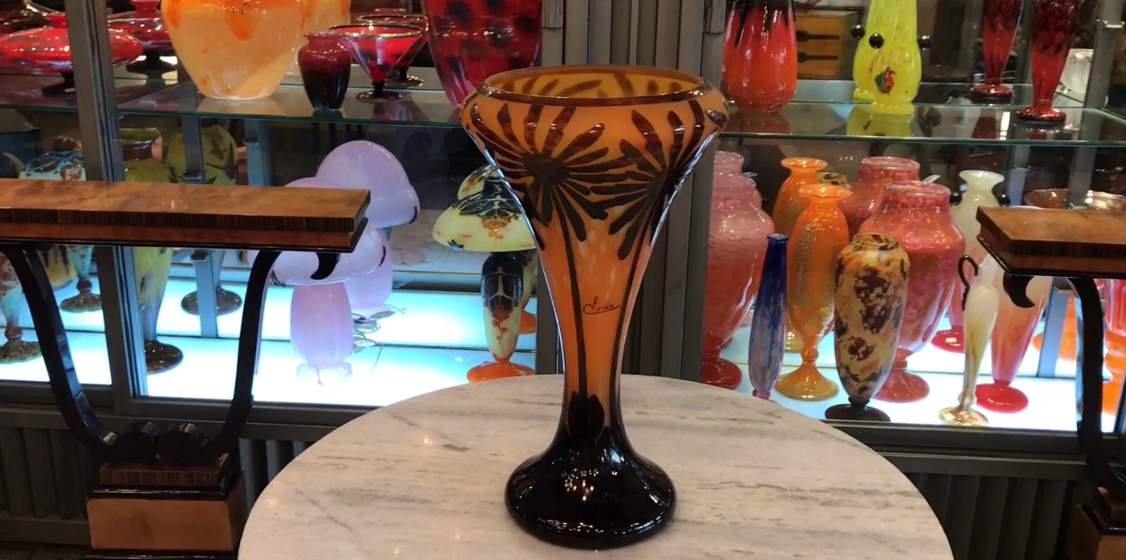 प्राचीन गिलास पर हस्ताक्षरित चाडर रंगीन पृष्ठभूमि के साथ प्रदर्शित