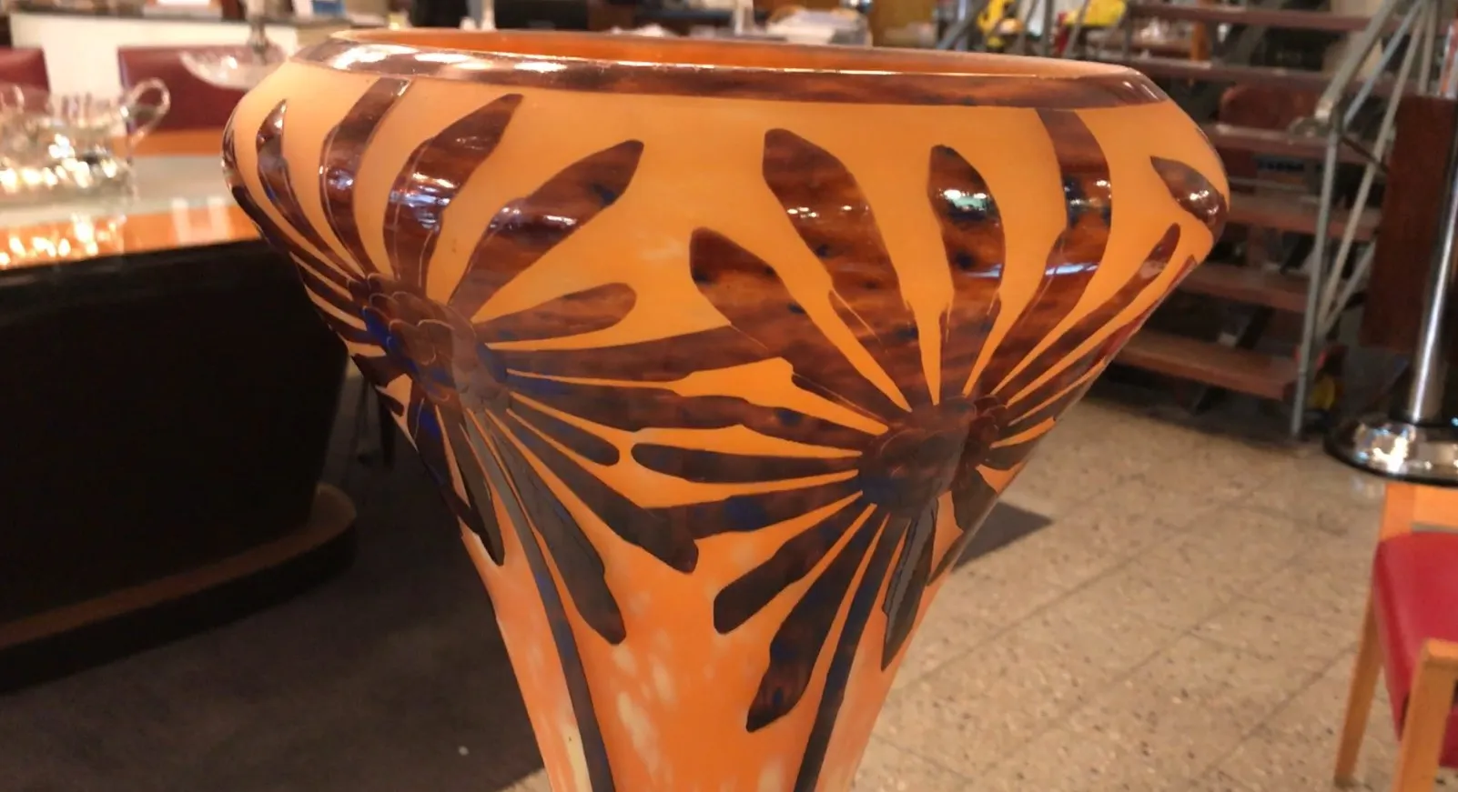 Verre ancien signé Charder avec motif floral.