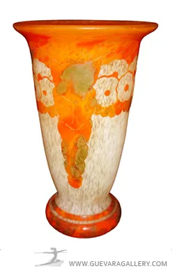 Antigo vaso de vidro assinado Charder com design floral