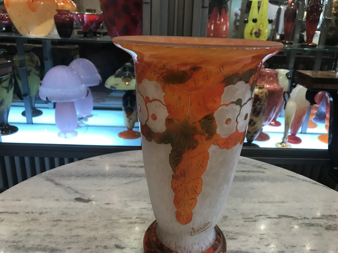 verre signé par charder, décoré de motifs floraux et de feuilles, dans un cadre ancien