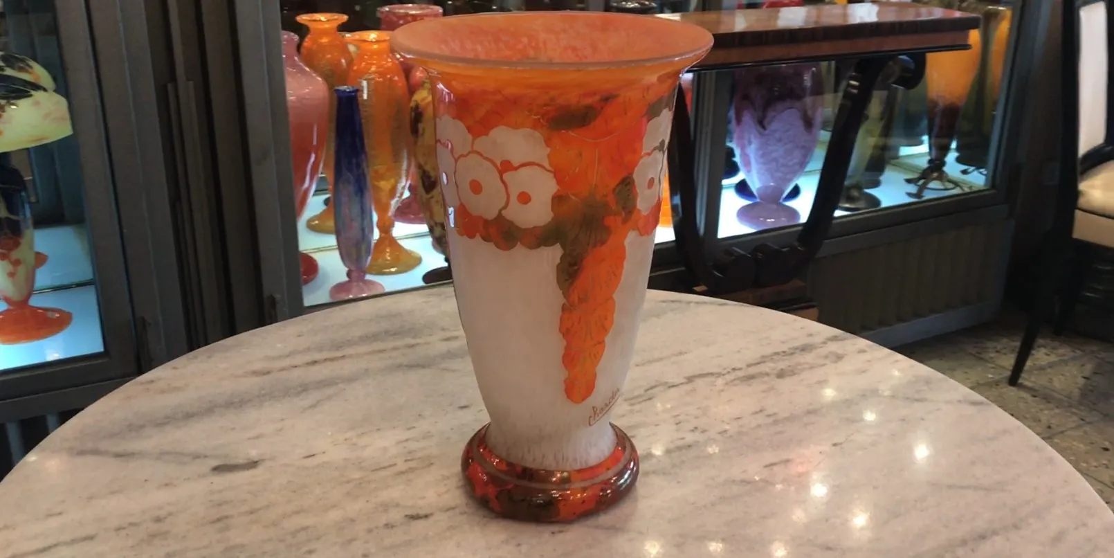 Antiquité avec un design floral et des couleurs vives, verre signé.