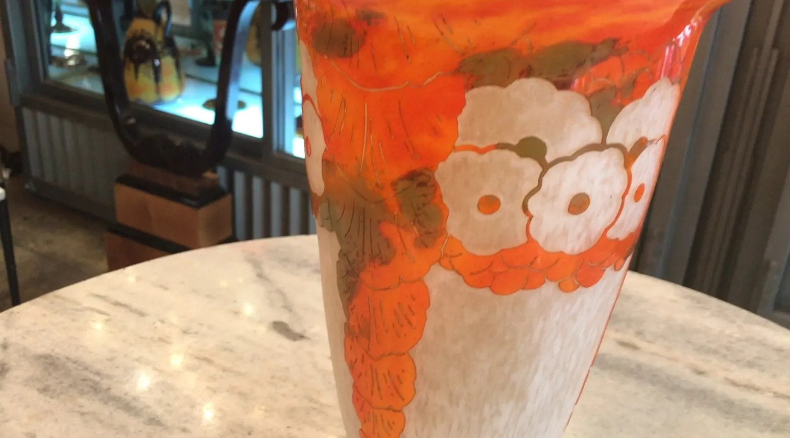 Verre signé Charder avec motifs floraux en orange