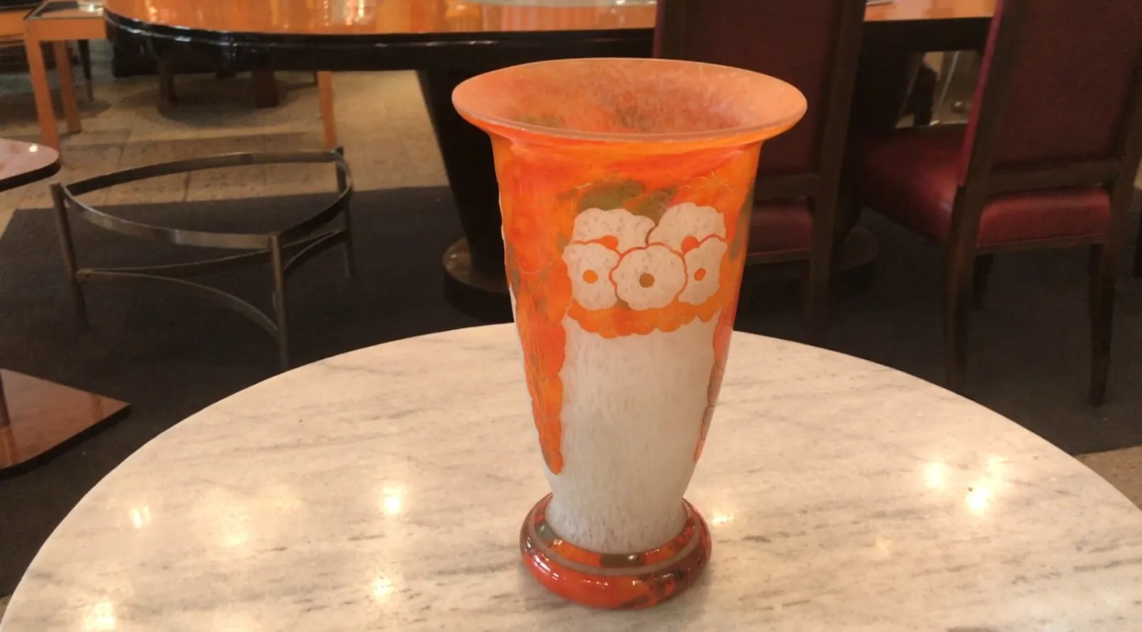 Antikes signiertes Glas von Charder mit floralen Motiven in Orange.