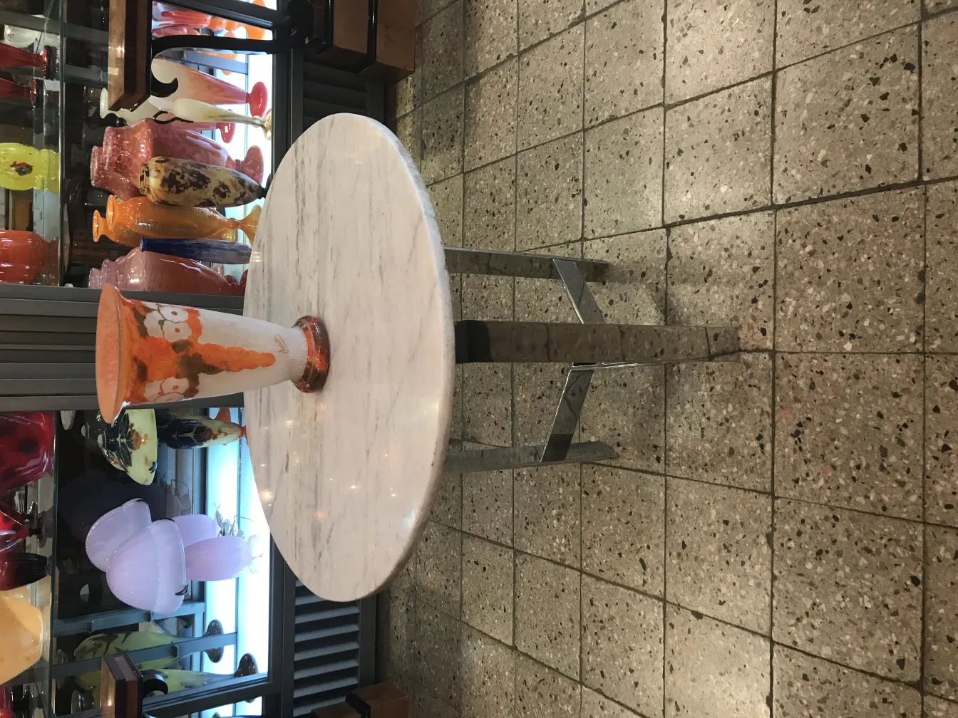 Vaso de vidro assinado Charder antigo com decoração colorida.