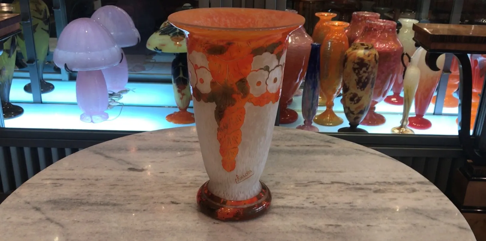 Vase aus signiertem Glas von Charder mit warmem Farbmuster. Antiken Hintergrund.