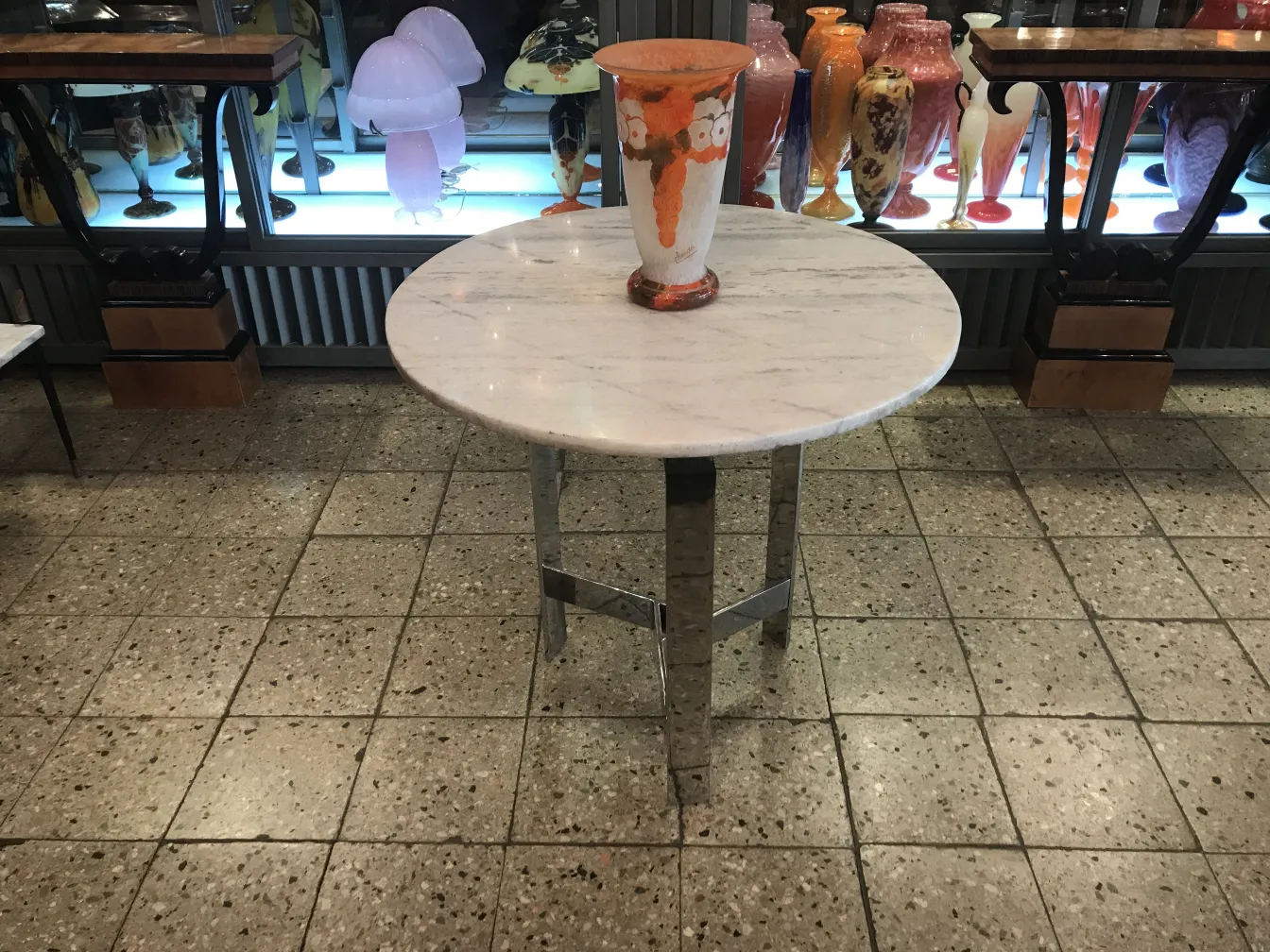 Signiertes Glas Charder auf dem Tisch, mit Vasen im Hintergrund