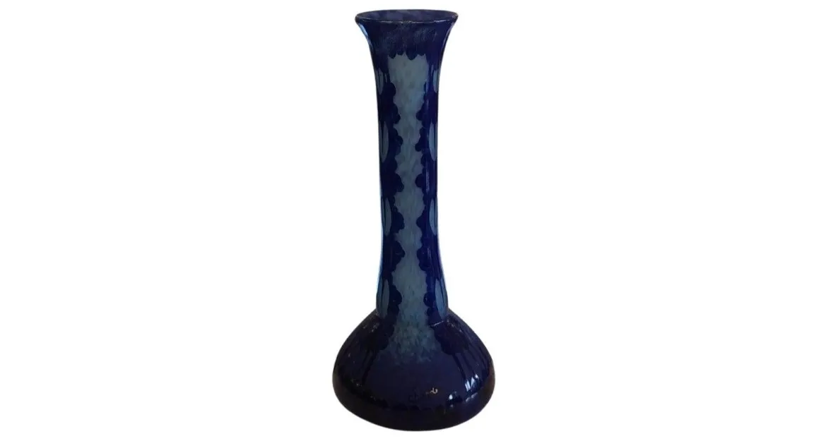 Vaso alto azul com assinatura Charder.
